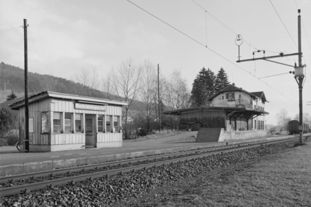 Haltestelle Niederweningen-Dorf mit altem Bahnhof, der seit 1938 nur noch für den Güterverkehr genutzt wurde. Haltestellen-Häuschen 1991 abgebrochen, Bahnhof 2005 abgebrochen
