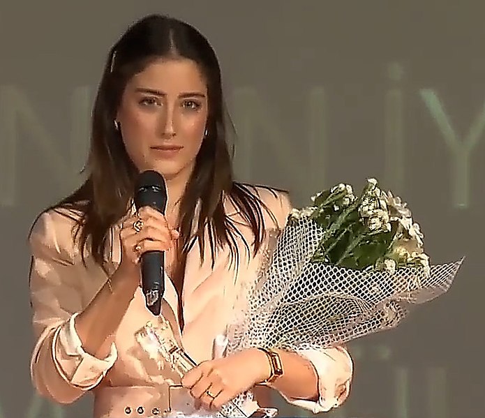 File:Hazal Kaya İstanbul Aydın Üniversitesi İletişim Ödülleri’nde (2).jpg