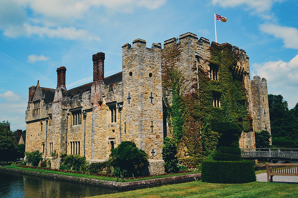 Small picture of Hever Castle courtesy of Wikimedia Commons contributors
