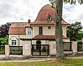 Villa mit Garteneinfriedung und Garten