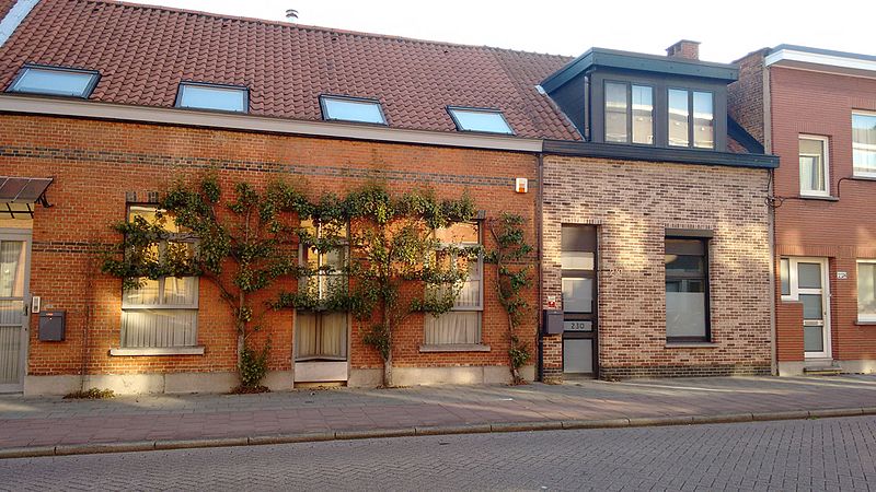 File:Houses in Heistraat with nice fasade.jpg