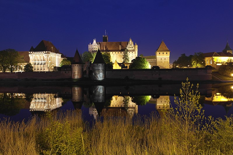File:Iluminacja zamku krzyżackiego w Malborku.JPG