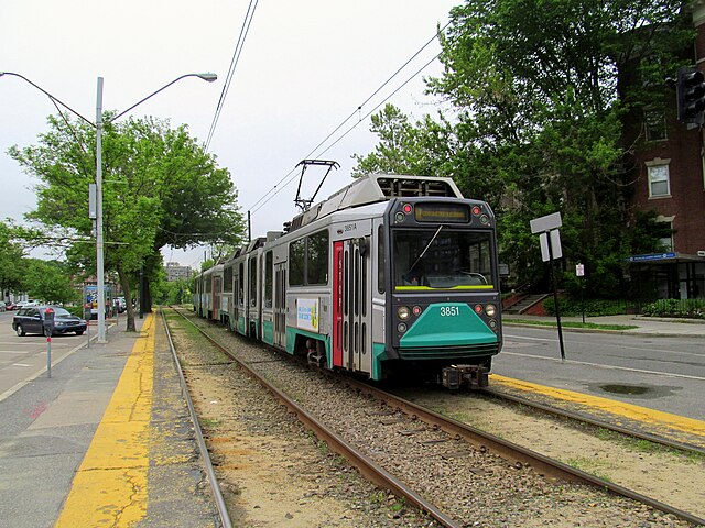 https://upload.wikimedia.org/wikipedia/commons/thumb/1/12/Inbound_train_at_Tappan_Street%2C_June_2014.JPG/640px-Inbound_train_at_Tappan_Street%2C_June_2014.JPG