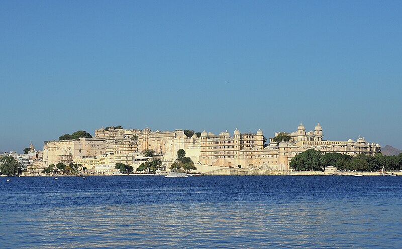 File:India (Udaipur) City Palace Complex built nearly 400 years ago on the east bank of Lake Pichola (32065607103).jpg