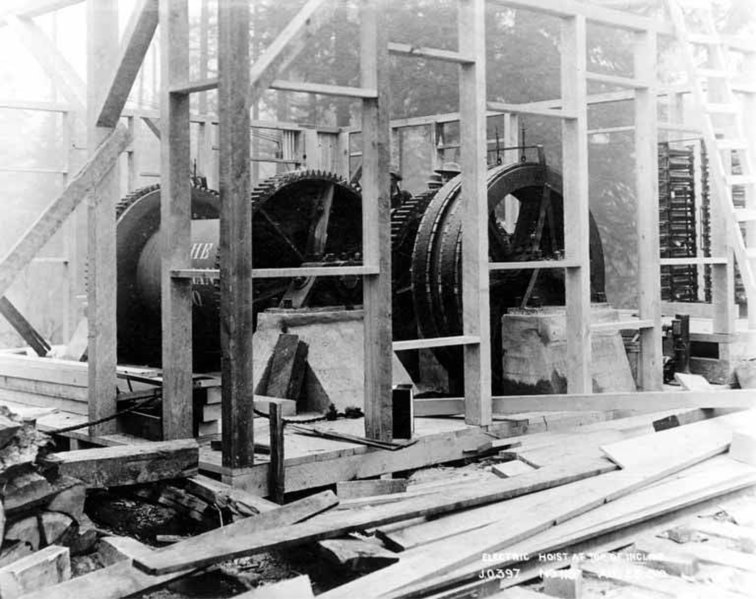File:Installation of electric hoist which will pull trains on the incline railway, August 25, 1910 (SPWS 154).jpg