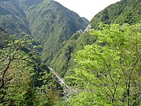 祖谷温泉远景，山上建筑为温泉旅馆，露天温泉池在下方溪谷