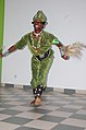 Jeune fille pratiquant une démonstration de dans traditionnelle au Bénin 03
