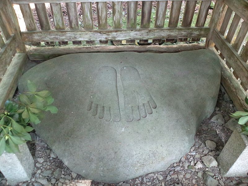 File:Kôzan-ji Buddhist Temple - Buddha's Footprint.jpg