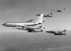 KC-135A benzinumas 388-an TFW F-105Ds c1967.jpg