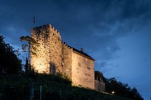 Beleuchtetes Gebäude vor dem Hintergrund des Himmels