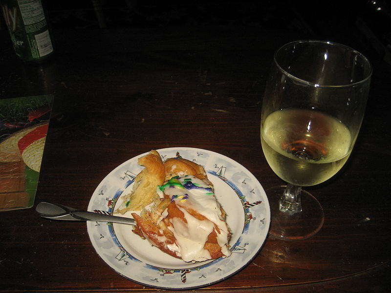 File:K du V Kingcake and wine.jpg