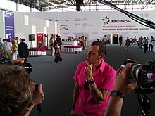 Karim Rashid berbicara kepada pers di Innoprom-2012.jpg