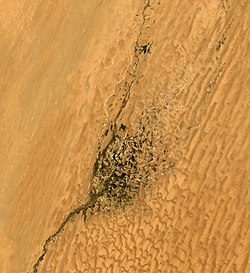 Dolní tok, ztrácející se v poušti Taklamakan, ze satelitu Sentinel-2 (2021)