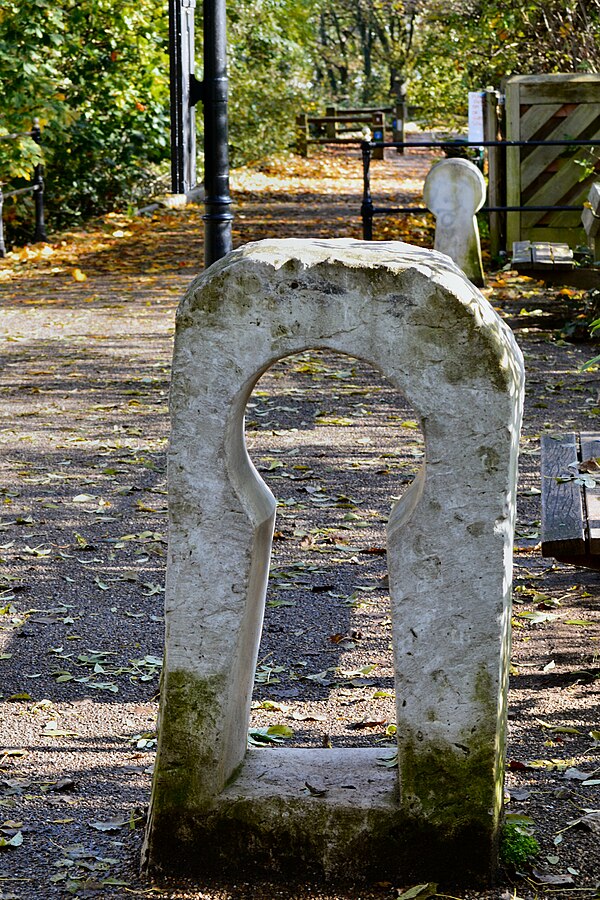 The sculpture Cayho by Mark Folds, on the towpath next to Kew Pier, is a play on words, with Kew's 14th-century name rendered as "keyhole".