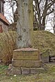 Deutsch: Schillergedenkstein auf dem Kirchhof der Bergstedter Kirche in Hamburg, dahinter die Schillerlinde und das Kriegerdenkmal.