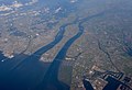 伊勢湾の最深部と、長良川（奥）・木曽川（手前）河口部の空撮写真。揖斐川は長良川の途中に見える細い陸地の左側。