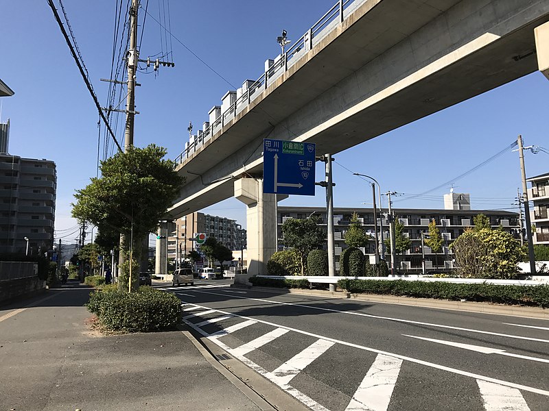 File:Kitakyushu Monorail on west side of Kikugaoka Station.jpg