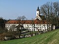 Ehemaliges Augustinerchorherrenstift, jetzt Salesianerinnenkloster mit ehemaliger Stifts- und Pfarrkirche