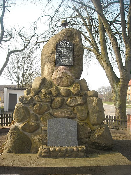 File:Kriegerdenkmal in Dönitz (Klötze).JPG