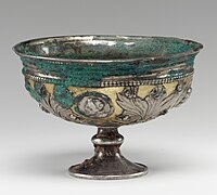 큰 메달 모양의 보석이 있는 쿠샨-사산 왕국의 발이 달린 컵, 3-4세기 박트리아, 메트로폴리탄 미술관.[12]