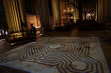 Projection of the labyrinth at its former place in the nave. Labyrinthe 00625.JPG