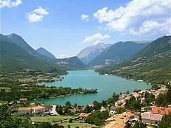 Lago di Barrea, vlevo Monti della Meta