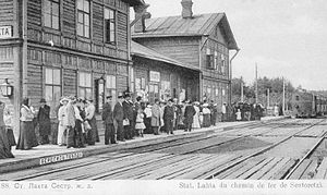 Lahta stasiun kereta di 1900s-Grayscale.jpg