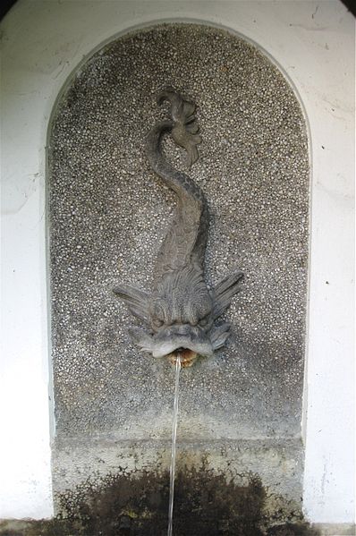 File:Laufbrunnen Doerfchen Nymphenburg Muenchen-3.jpg