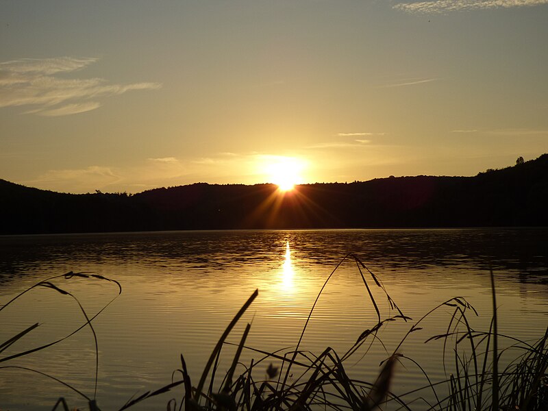 File:Lever de soleil sur le plan d'eau de Reichshoffen.jpg