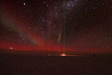 Medida co Lidar dende un refuxio en Dome C, a uns centos de metros da estación Concordia. No fondo a aurora austral. Foto tomada durante no inverno austral de 2014.