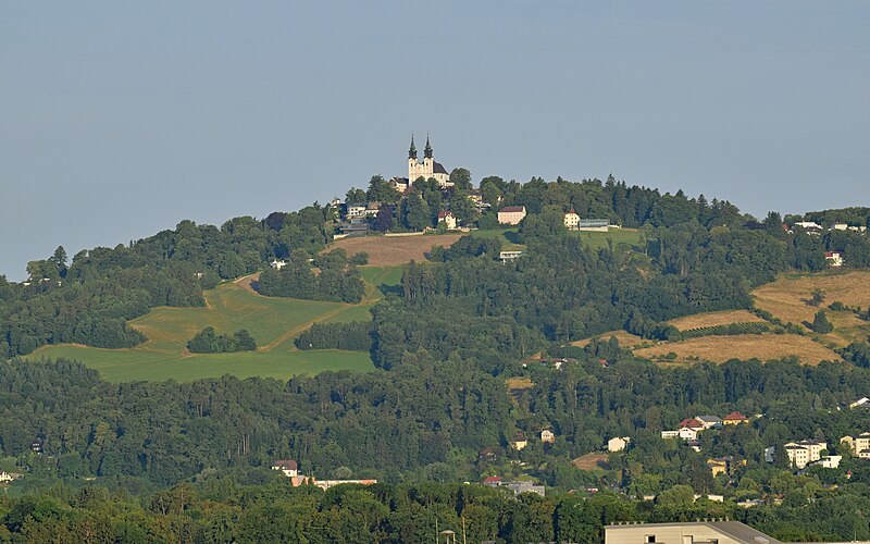 File:Linz - Blick vom Hotel Sommerhaus zum Pöstlingberg in der Morgensonne.jpg