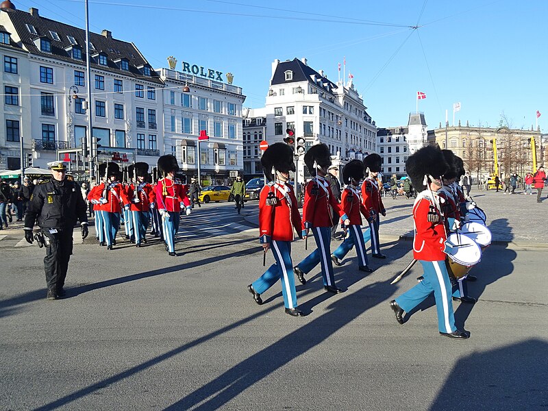 File:Livgarden i galla på Kongens Nytorv 04.jpg