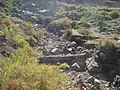 丸太2本を並べて作った簡易な砂防ダム（エチオピア）