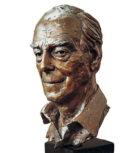 File:Lord Philimore bronze portrait bust by Laurence Broderick.jpg