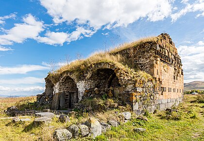 Igreja armênia em ruínas no interior de Lorri Berd (Fortaleza de Lorri), uma fortaleza do século XI situada na província de Lorri, na Armênia. A fortaleza foi construída por ordem de David Anhoghin para se tornar a capital do Reino de Tachir-Zorofora em 1065. A fortaleza de Lorri foi o local onde o rei Jorge III da Geórgia prendeu e sitiou seu sobrinho rebelde, Demna da Geórgia, em 1177. Ela foi capturada pelo comandante mongol Chagatai, o Velho, em 1239. (definição 7 893 × 5 461)