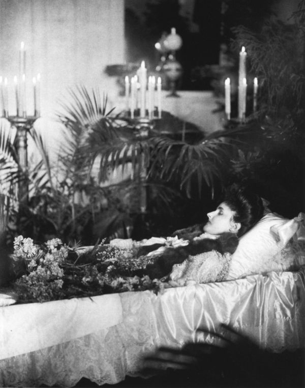 Grand Duchess Caroline's remains lying in state, 1905.