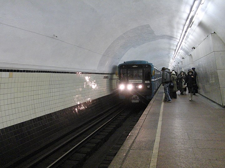 Метро лубянка. Станция метро Лубянка. Станция Лубянка Москва. Московское метро станция Лубянка. Станция Лубянка платформа.