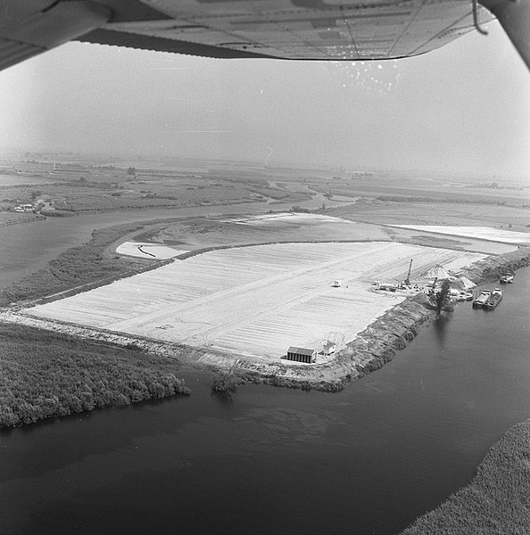 File:Luchtopname. Zandcementstortingen en drainage, Biesbosch, Bestanddeelnr 168-0486.jpg