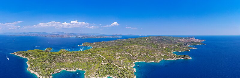 File:Luftbild von der Insel Spetses in Griechenland (48759792388).jpg