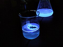 Le luminol (C8H7N3O2) est un composé chimique qui présente une luminescence bleue en présence d'un agent oxydant. Il est de ce fait utilisé par la police scientifique pour détecter des traces de sang car il réagit avec le fer présent dans l'hémoglobine.
