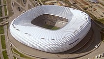 Piłkarski Allianz Arena. Połowa powierzchni dachu jest przeszklona