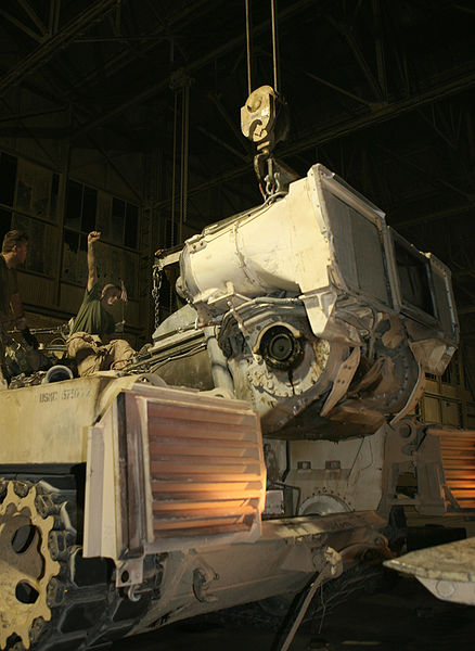 File:M1 Abrams - change og turbine.jpg