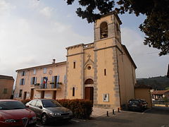 L'église et la mairie du village.
