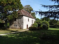 Een oude gerestaureerde boerderij op 2 niveaus, in witte kalksteen, met de accommodatie boven