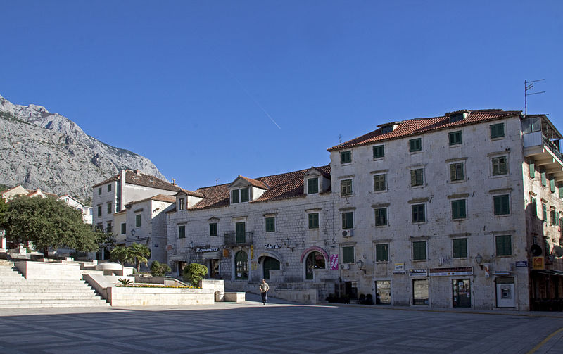 File:Makarska Town Centre 2.jpg