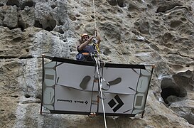 Vue d'un portaledge par en-dessous.