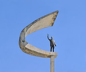Estátua de Juscelino Kubitschek em frente ao Memorial JK em Brasília, capital do Brasil. A estátua, que foi criada por Honório Peçanha, tem 4,5 metros de altura e pesa 1500 quilogramas. (definição 3 795 × 3 180)