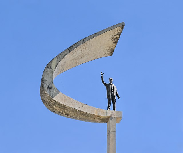 Памятник Президенту Бразилии Жуселину Кубичеку возле посвящённого ему мемориала в Бразилиа