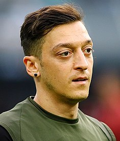 Mesut Özil at Baku before 2019 UEFA Europe League Final.jpg