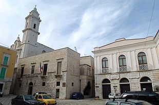 Piazza Municipio, su cui prospetta il Palazzo Comunale, sede della sala d'arte contemporanea Leonardo Minervini.